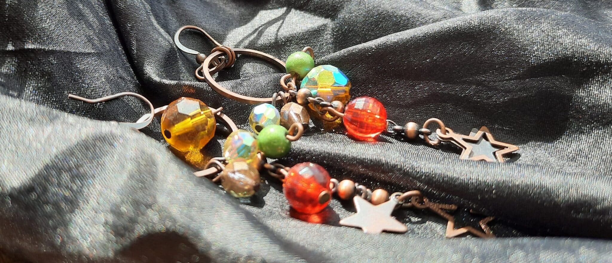 Boucles d'oreilles longues "Renaissance", créoles et perles fantaisies multicolores – Image 4