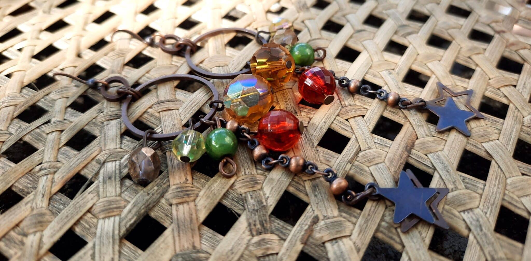 Boucles d'oreilles longues "Renaissance", créoles et perles fantaisies multicolores – Image 2