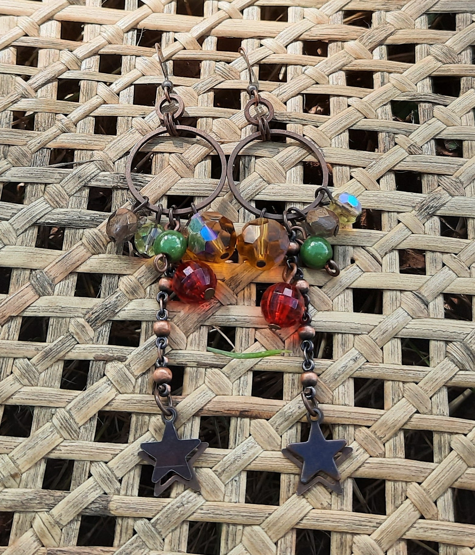 Boucles d'oreilles longues "Renaissance", créoles et perles fantaisies multicolores – Image 3