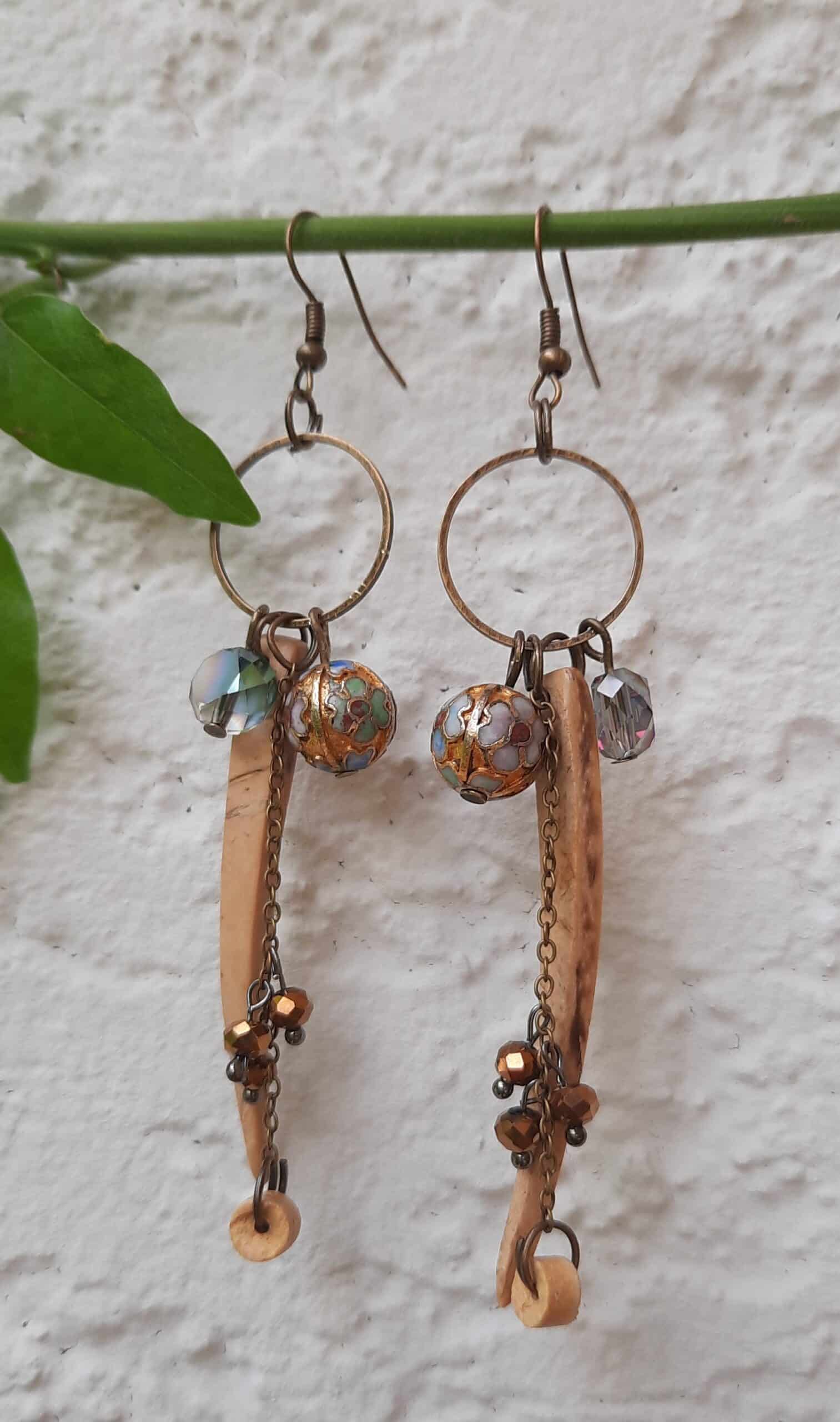 Boucles d'oreilles hétéroclites longues "Esprit de la Nature", créoles bronze et perles fantaisies colorées – Image 3