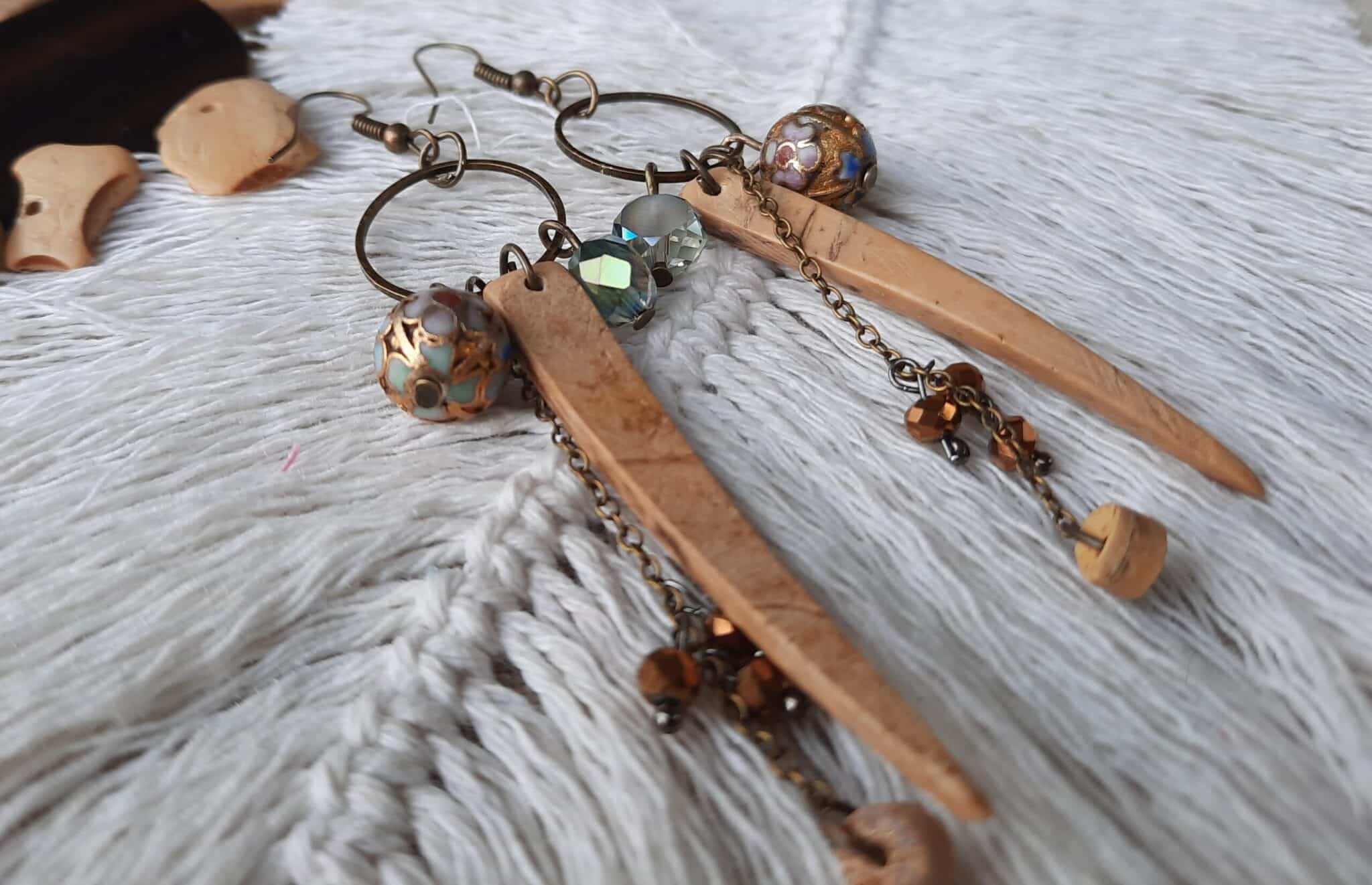 Boucles d'oreilles hétéroclites longues "Esprit de la Nature", créoles bronze et perles fantaisies colorées – Image 4
