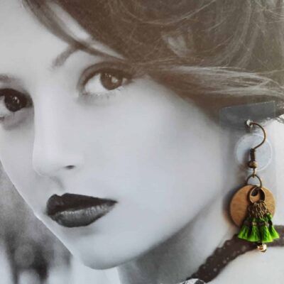 Boucles d'oreilles fantaisies, estampes rondes métal bronze, pompons fils coton DMC, chaînettes bronze