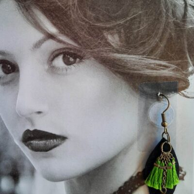 Boucles d'oreilles fantaisies longues, feuilles ajourées noires, pompons fils coton DMC, chaînettes bronze