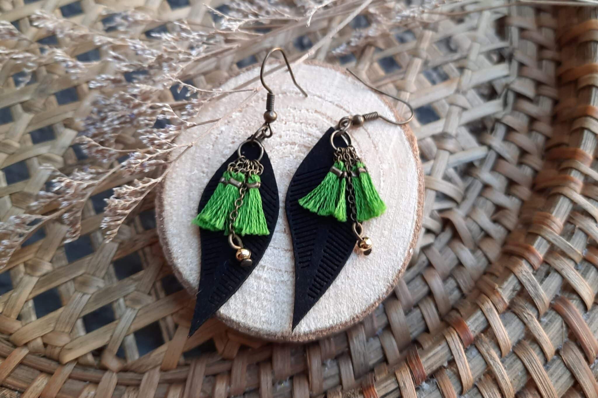 Boucles d'oreilles fantaisies longues, feuilles ajourées noires, pompons fils coton DMC, chaînettes bronze – Image 2