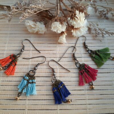Boucles d'oreilles fantaisies, pompons fils coton DMC, chaînettes bronze