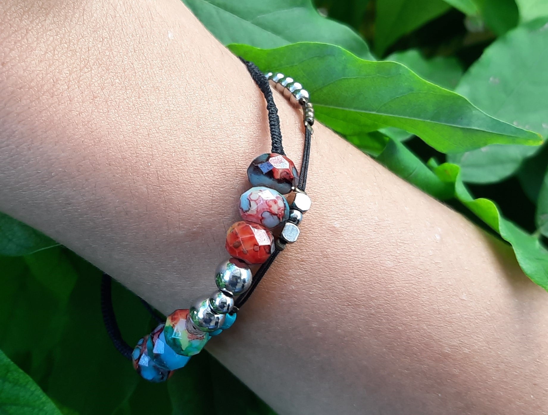 Collier ras du cou asymétrique et bracelet double rang, ajustables, perles de verre à facettes multicolores, spécial cou fin – Image 2