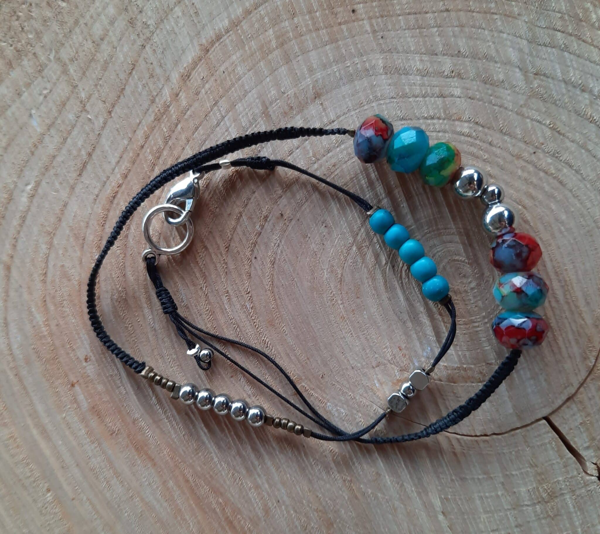 Collier ras du cou asymétrique et bracelet double rang, ajustables, perles de verre à facettes multicolores, spécial cou fin – Image 3