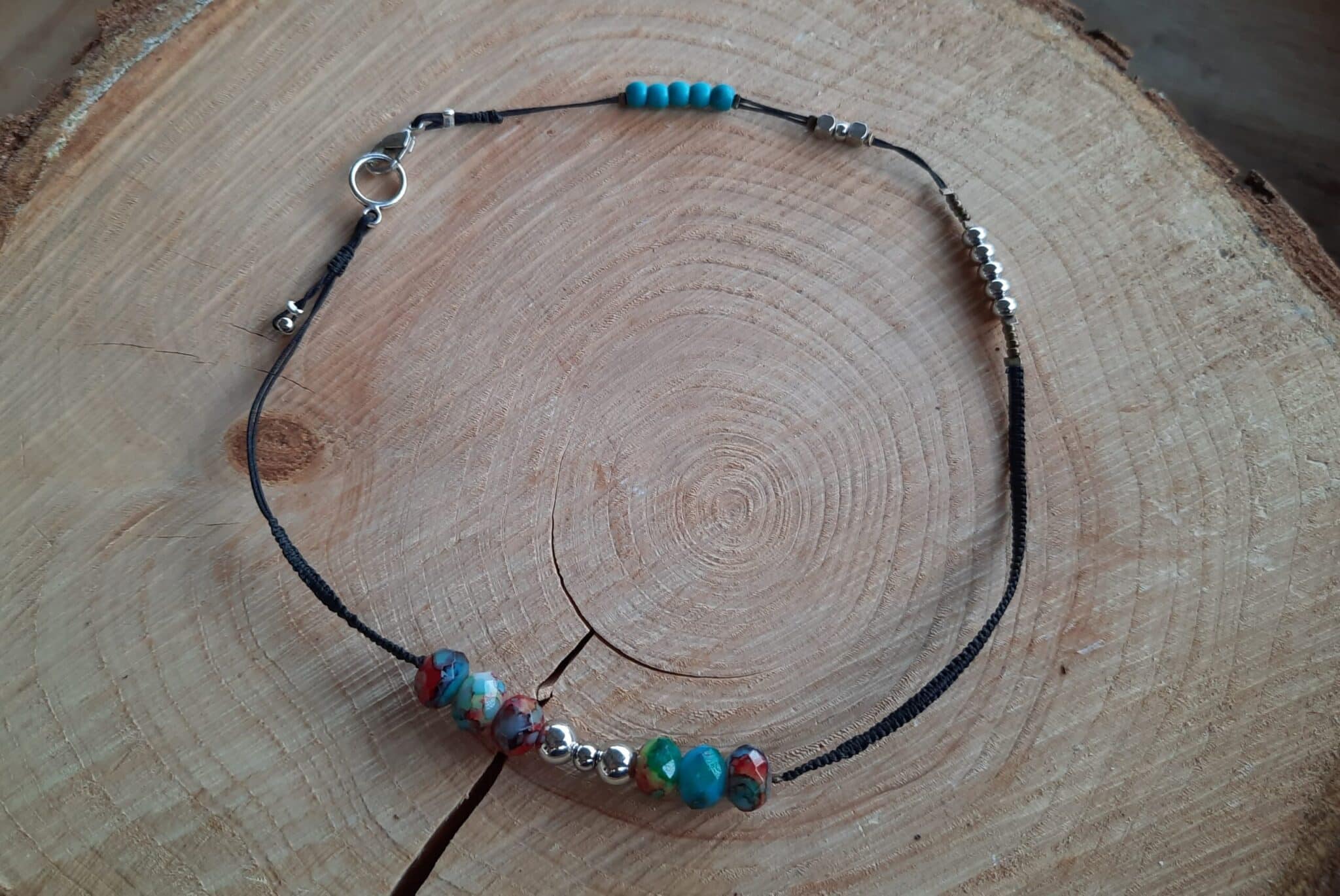 Collier ras du cou asymétrique et bracelet double rang, ajustables, perles de verre à facettes multicolores, spécial cou fin – Image 4
