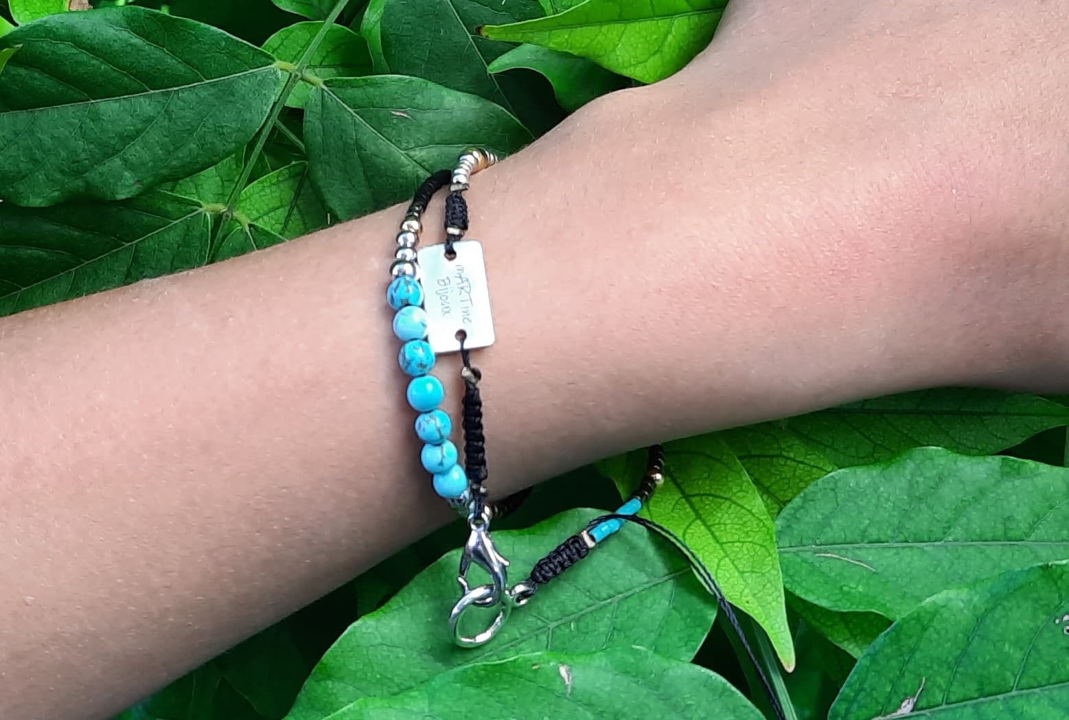 Collier ras du cou asymétrique et bracelet double rang, ajustables, perles pierre turquoise – Image 2