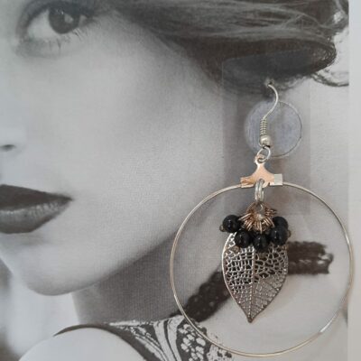 Boucles d'oreilles créoles estampes et perles de verre noires