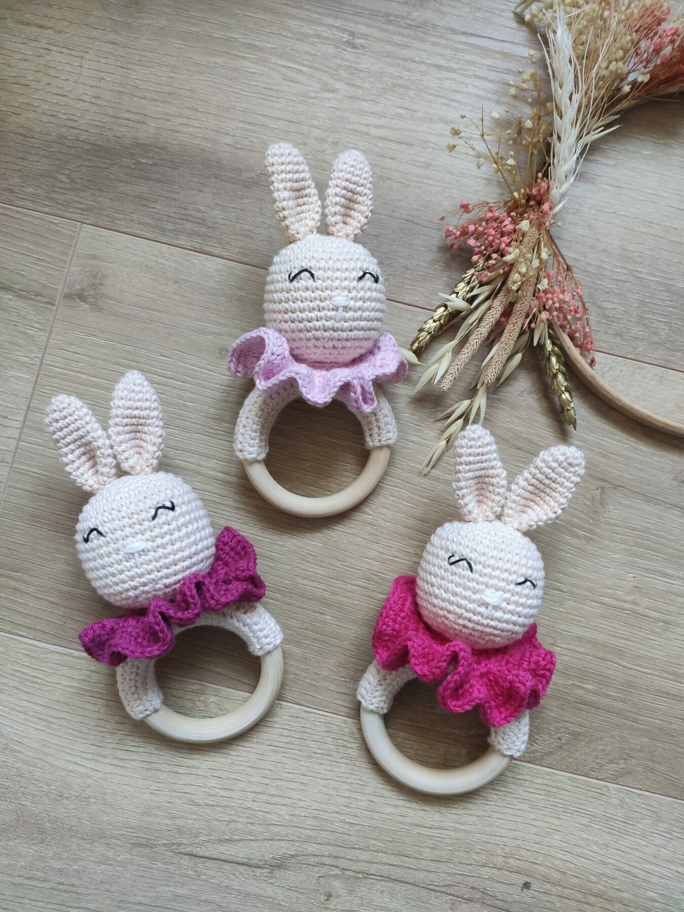Hochet grelot lapin "rose prune" – Image 3