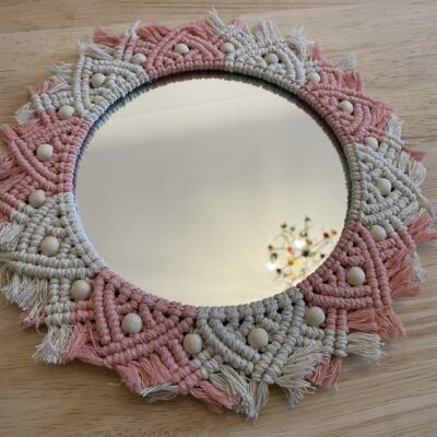 Miroir en macramé rose et beige