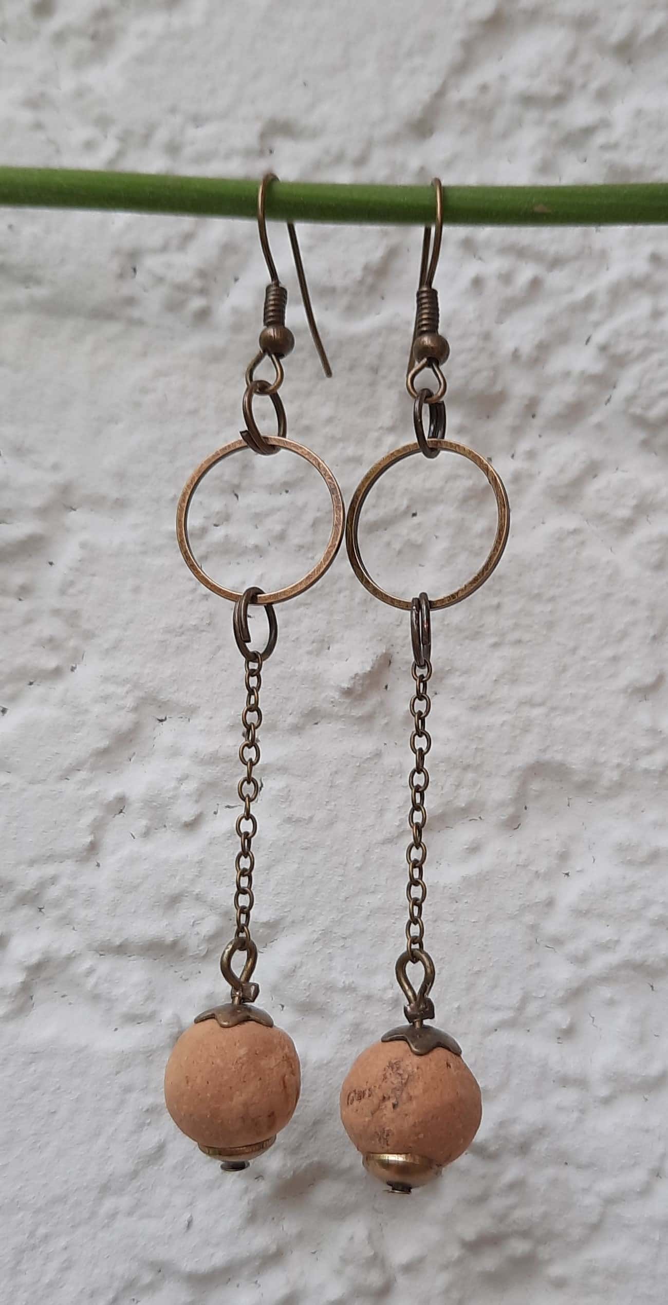 Boucles d'oreilles longues "Esprit de la Nature", créoles bronze et perles liège – Image 3