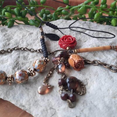 Sautoir chic et moderne, ajustable, perles anciennes cloisonnées et son bouton de rose naturelle séchée et vernie...