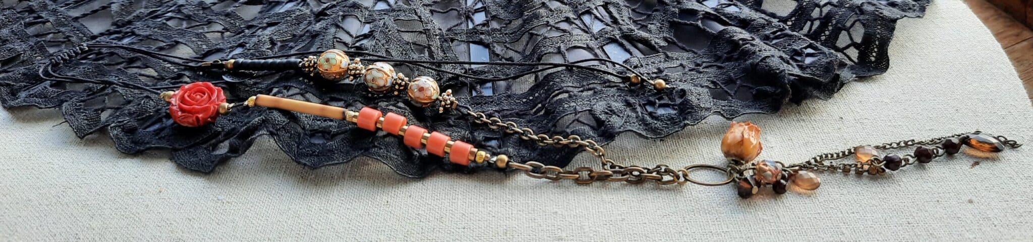 Sautoir chic et moderne, ajustable, perles anciennes cloisonnées et son bouton de rose naturelle séchée et vernie... – Image 3