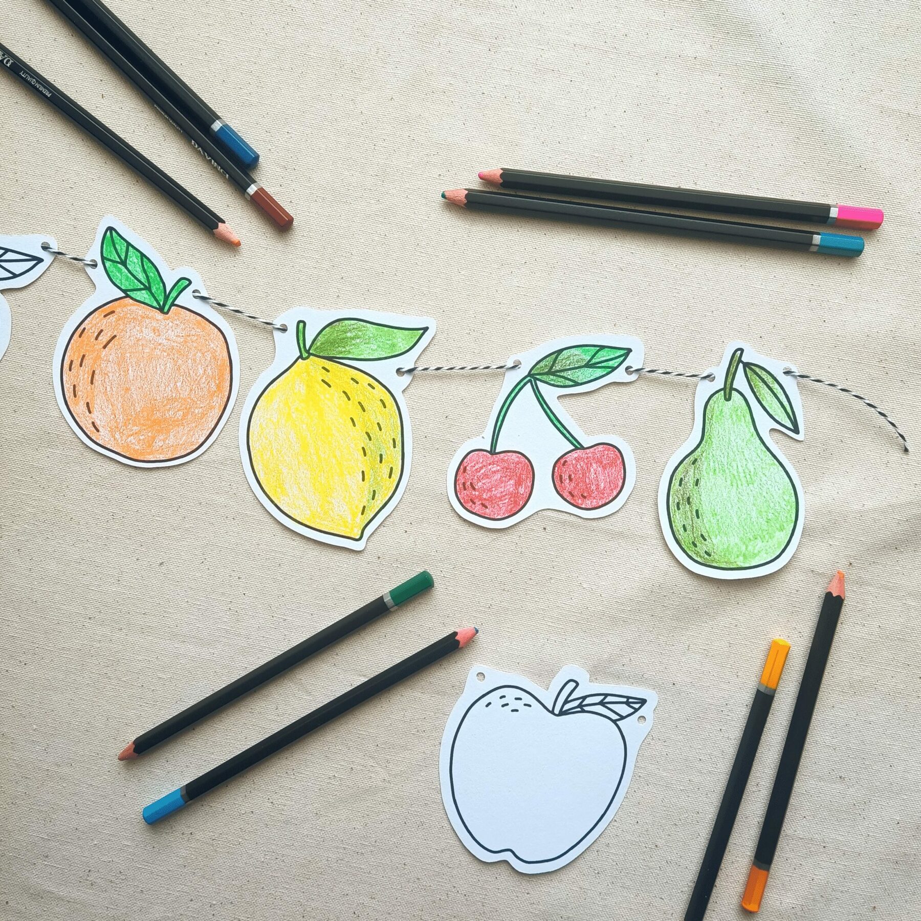 Guirlande de fruits à colorier