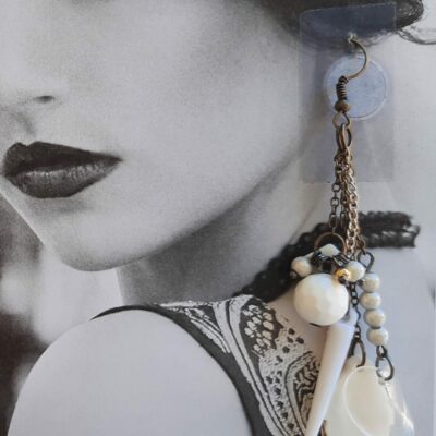Boucles d'oreilles longues blanches