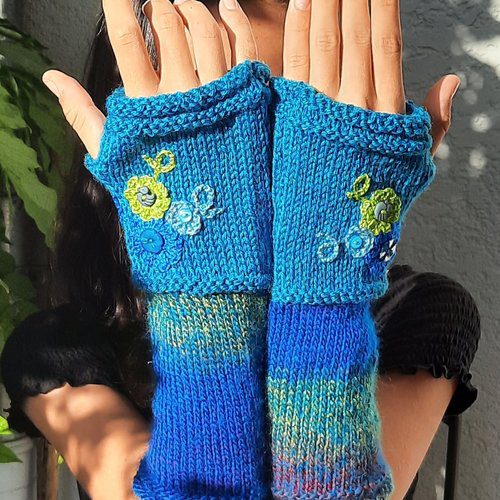 Mitaines femme laine et fleurs crochet camaïeu de bleu et vert fluo – Image 2