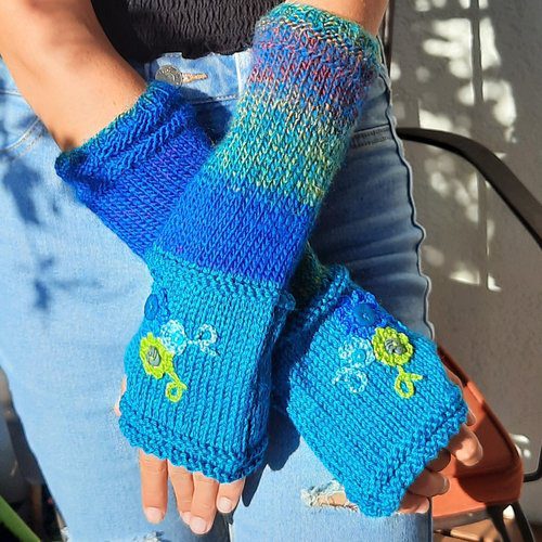 Mitaines femme laine et fleurs crochet camaïeu de bleu et vert fluo – Image 4