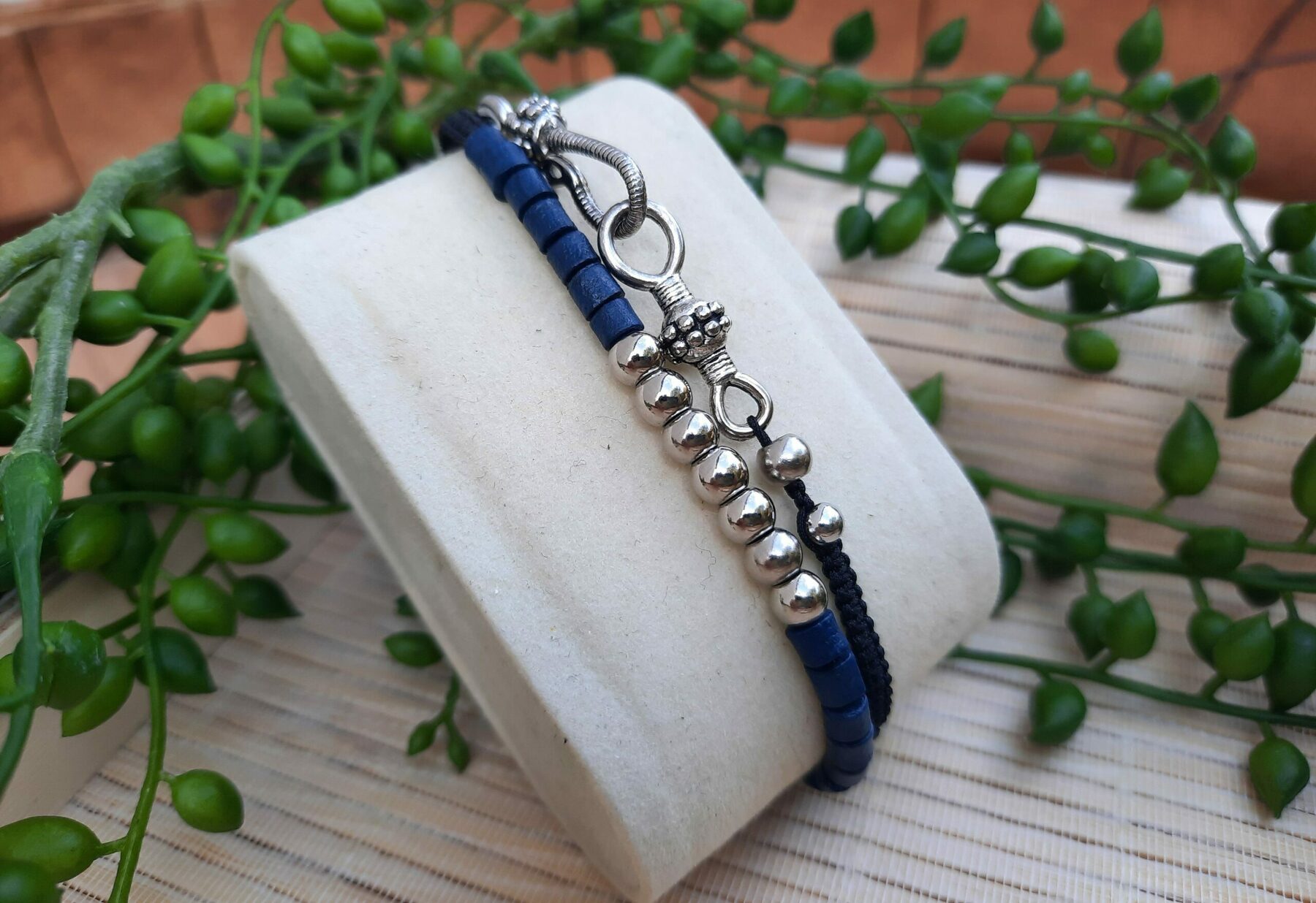 Bracelet unisexe, double tour, ajustable, perles acier et perles bois bleu marine – Image 2