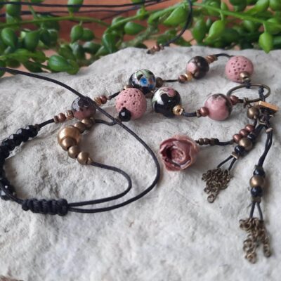Sautoir chic et moderne, ajustable, perles de lave rose et son bouton de rose naturelle séchée et vernie