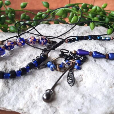 Sautoir chic et moderne, ajustable, perles authentiques Murano bleu outremer/rose et son arbre de vie..