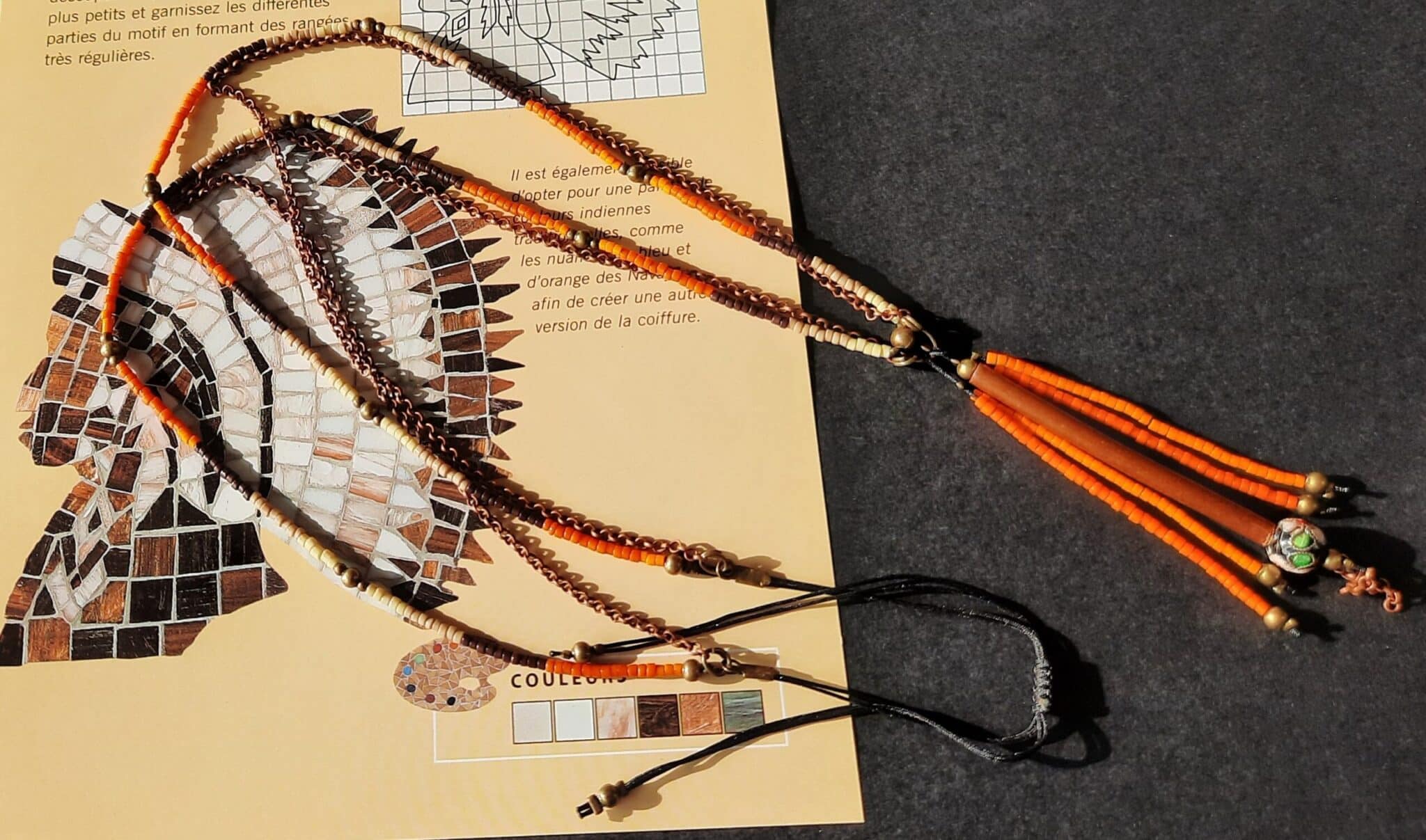 Sautoir d'inspiration Amérindienne, sautoir "Indra", double rang, perles "miyuki" et chaîne cuivre, pendentif pompon perles et breloque tube bois – Image 2