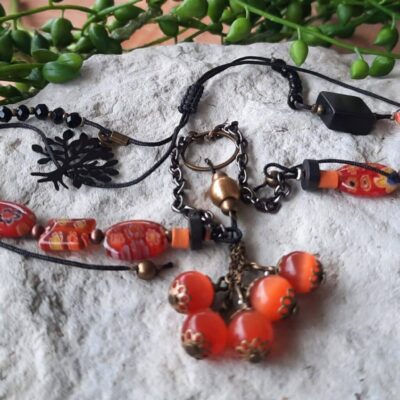 Sautoir chic et moderne, ajustable, perles millefiori oranges, perle carrée Onyx noir et son arbre de vie