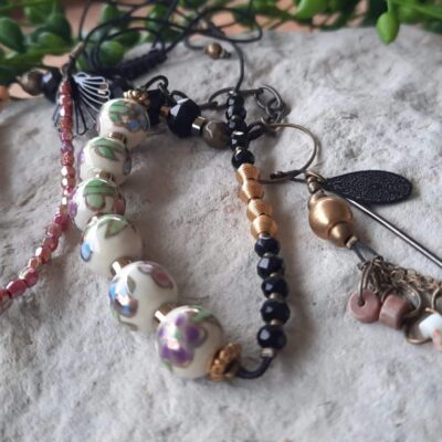 Sautoir chic et moderne, ajustable, perles céramique porcelaine rondes fleurs multicolores et son pendentif opale rose