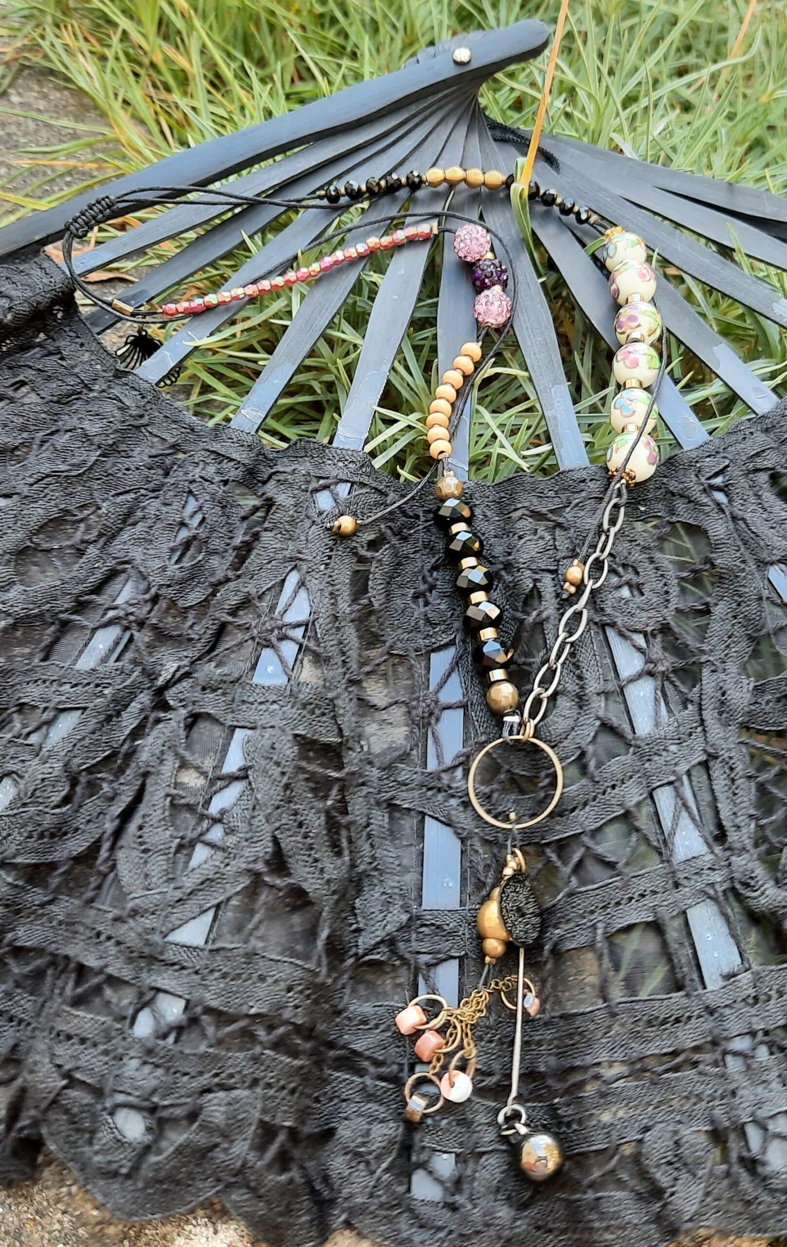 Sautoir chic et moderne, ajustable, perles céramique porcelaine rondes fleurs multicolores et son pendentif opale rose – Image 3