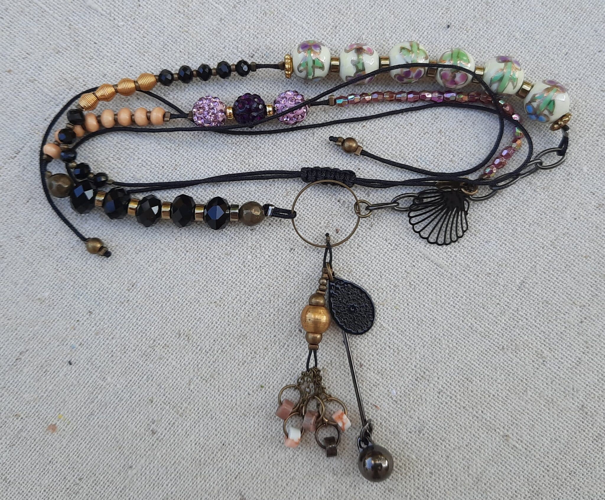Sautoir chic et moderne, ajustable, perles céramique porcelaine rondes fleurs multicolores et son pendentif opale rose – Image 4