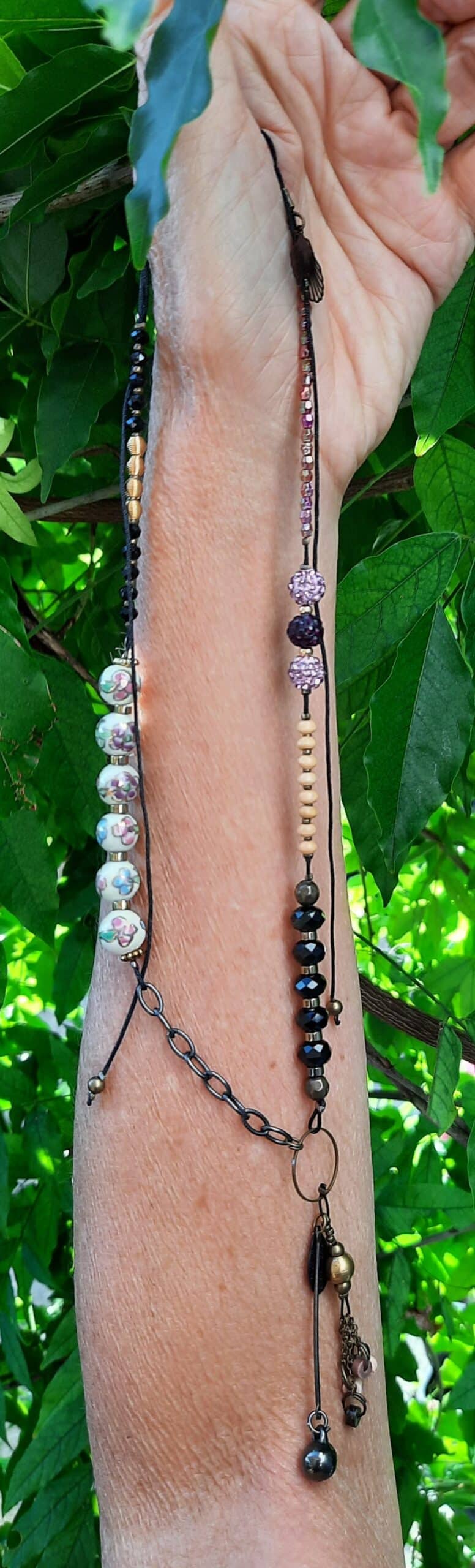 Sautoir chic et moderne, ajustable, perles céramique porcelaine rondes fleurs multicolores et son pendentif opale rose – Image 2