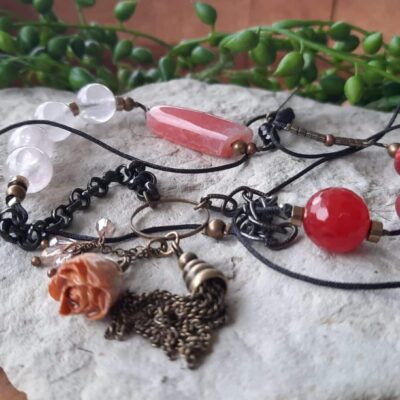 Sautoir chic et moderne, ajustable, pierre naturelle quartz rose et son bouton de rose naturelle séchée et vernie