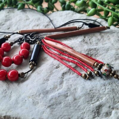 Sautoir chic et moderne, ajustable, perles de verre rouges et noires, perles tubes bambou