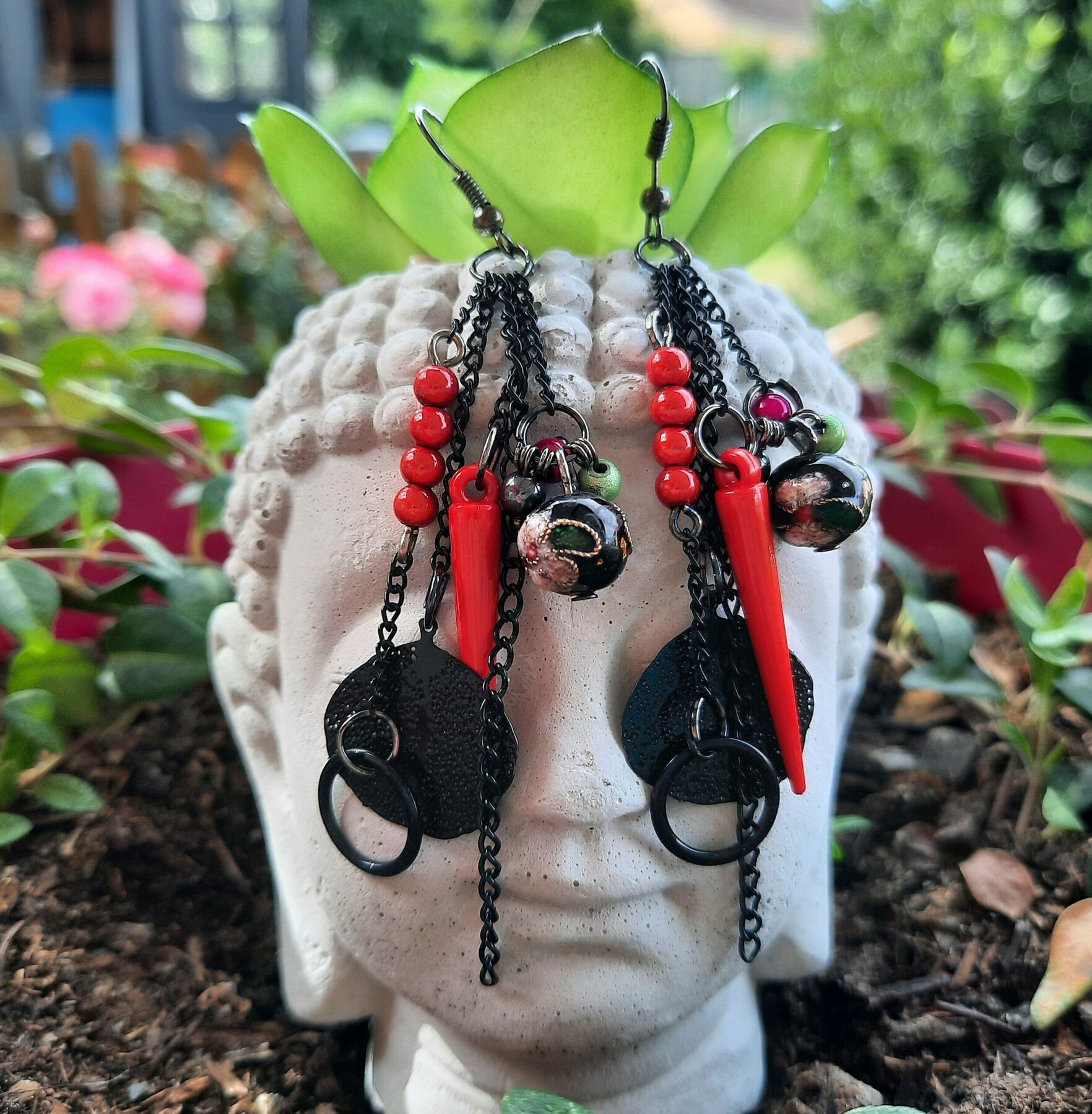 Boucles d'oreilles longues rouges et noires – Image 2