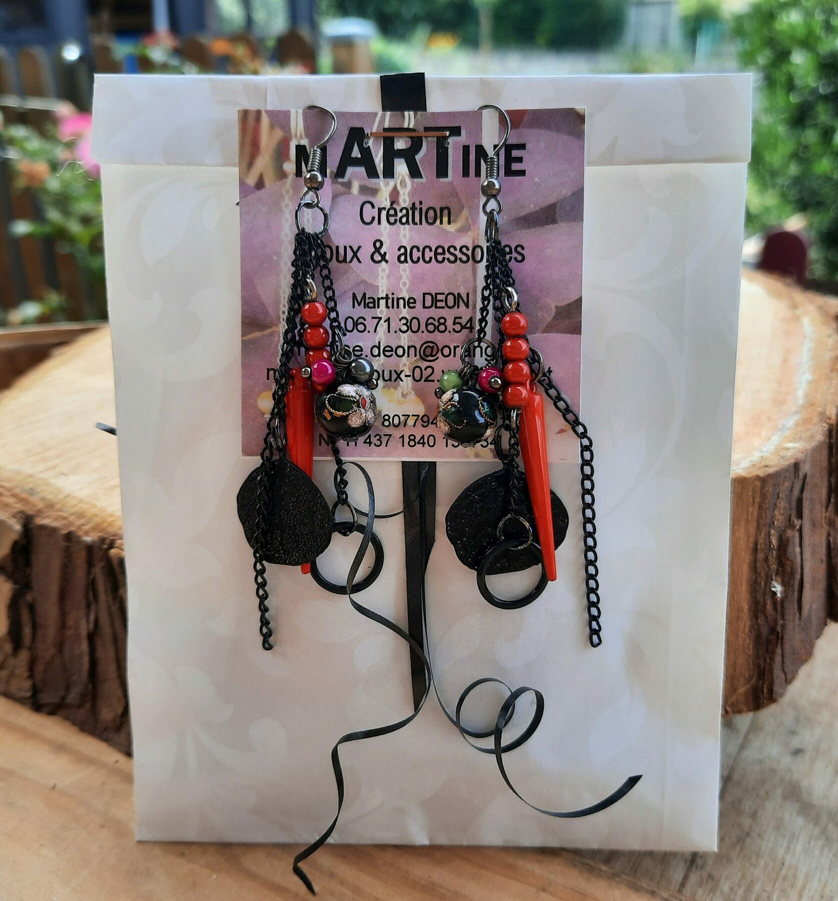 Boucles d'oreilles longues rouges et noires – Image 4