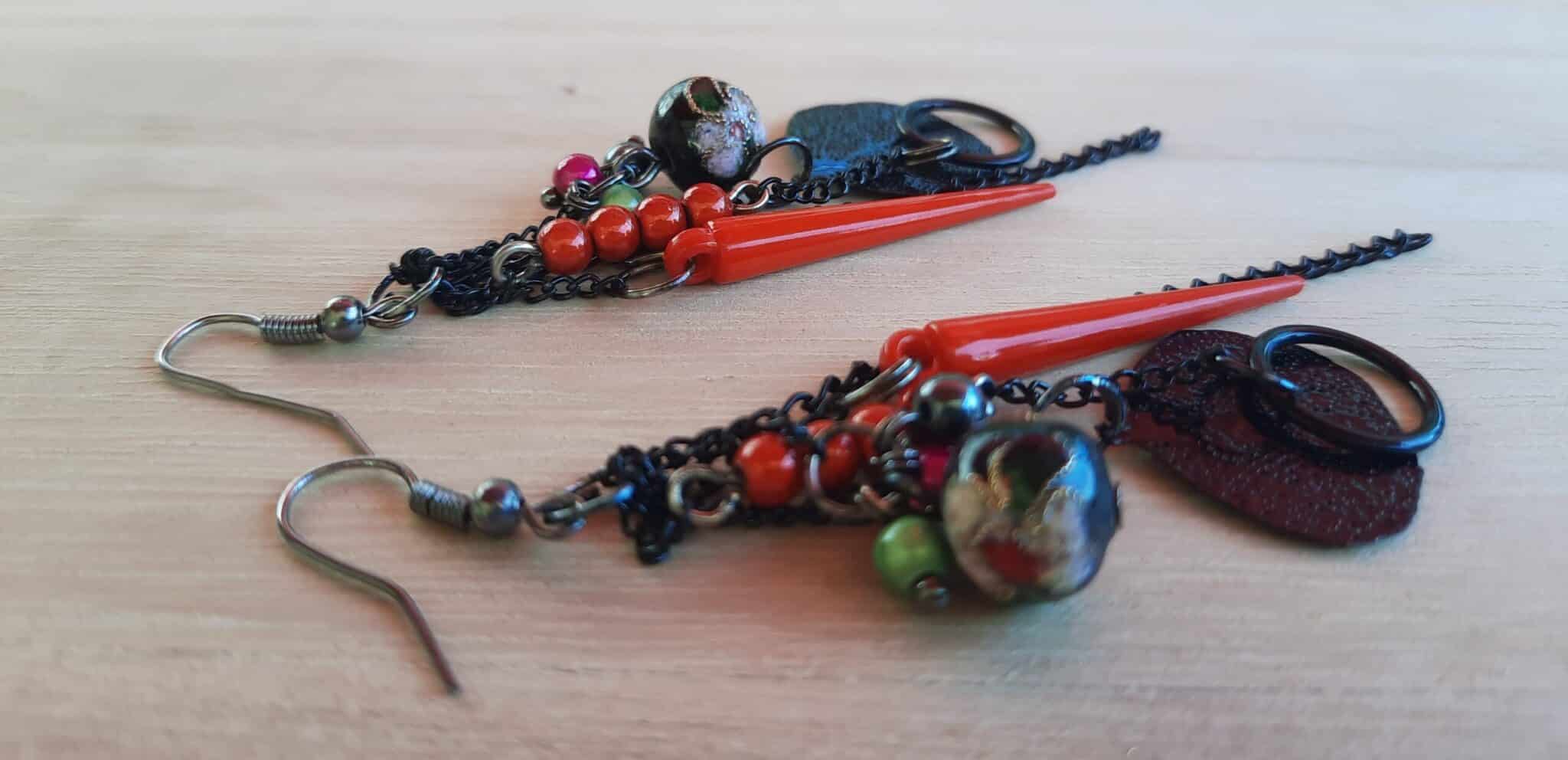 Boucles d'oreilles longues rouges et noires – Image 3