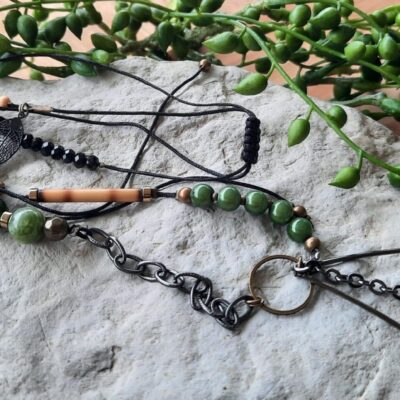 Sautoir chic et moderne, ajustable, perles pierres naturelles jade vert et rose et son pendentif pierres naturelles jaspe beige