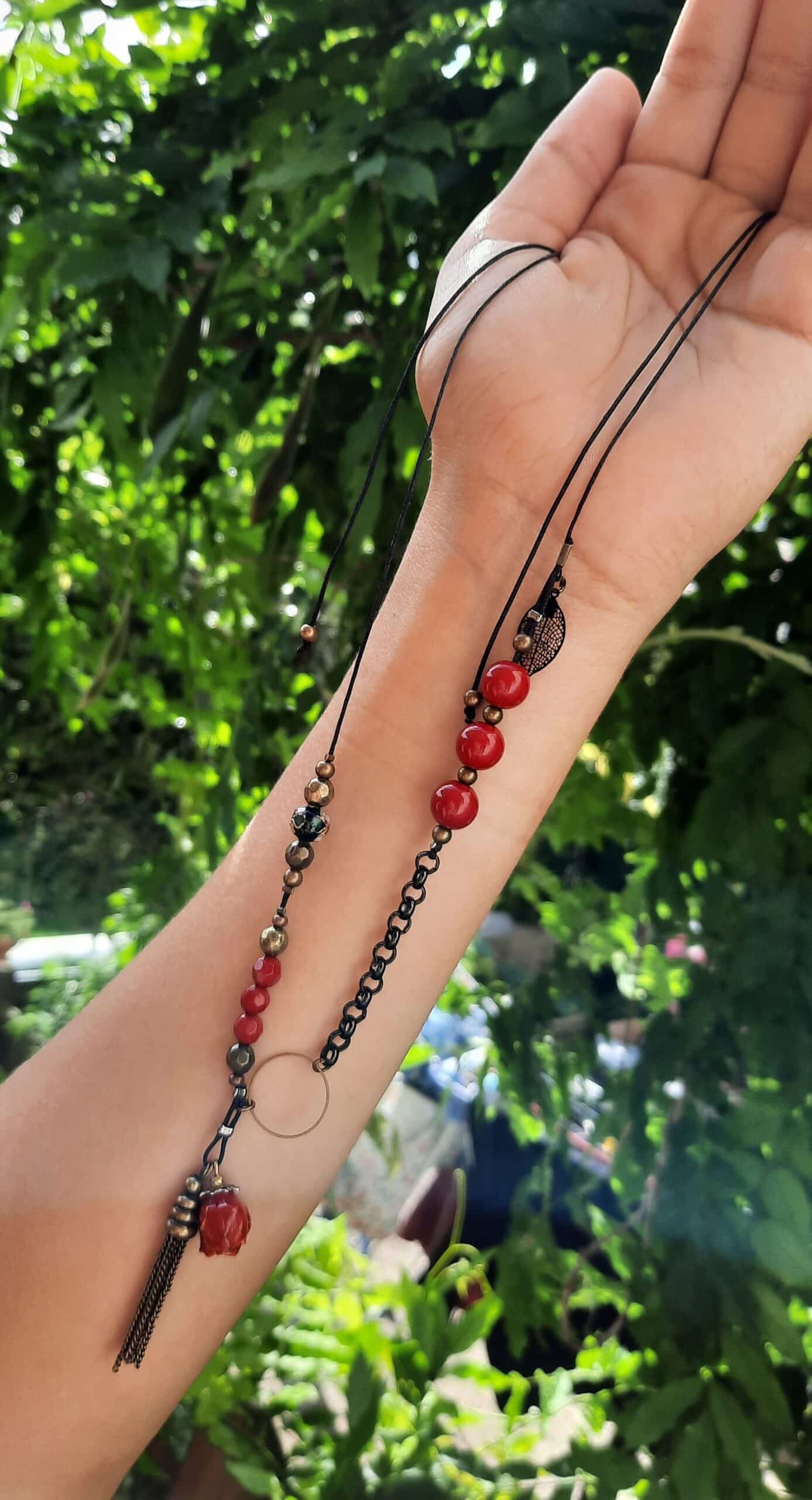 Sautoir chic et moderne, ajustable, perles de verre rouge et son bouton de rose naturelle séchée et vernie – Image 2