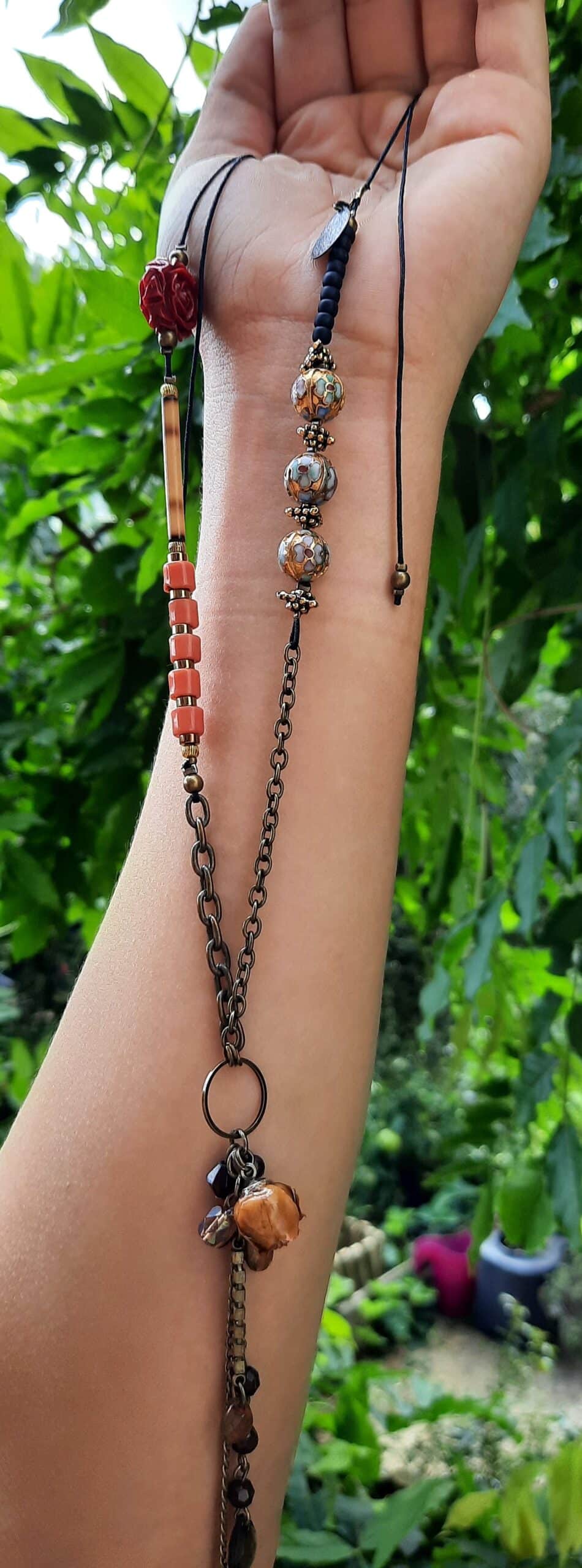 Sautoir chic et moderne, ajustable, perles anciennes cloisonnées et son bouton de rose naturelle séchée et vernie... – Image 2