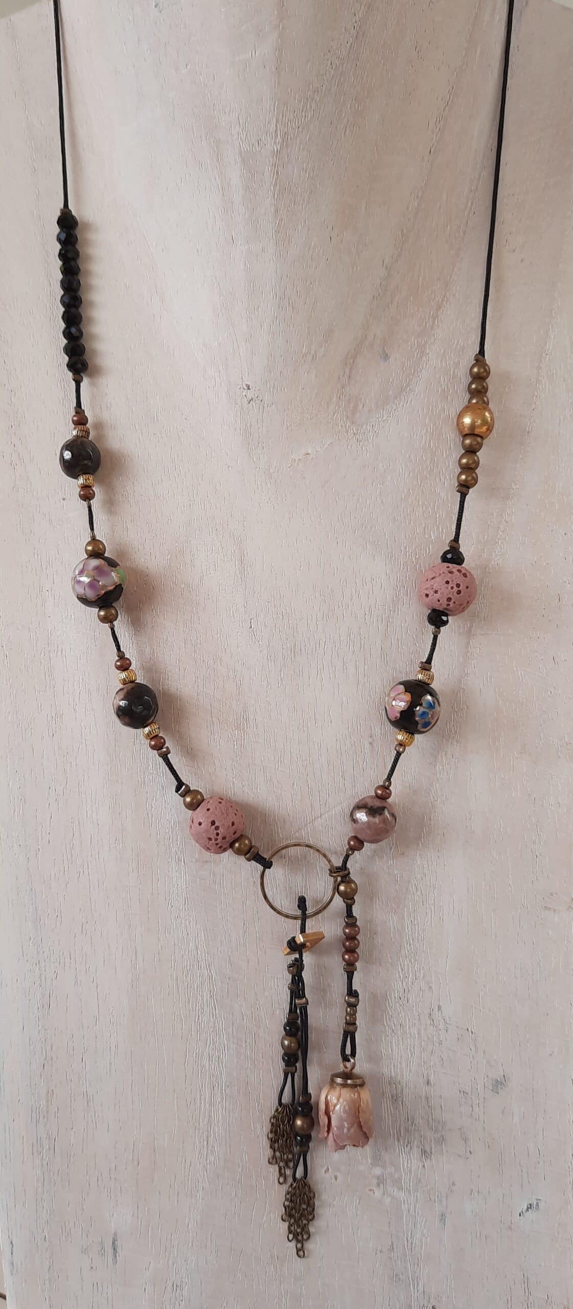 Sautoir chic et moderne, ajustable, perles de lave rose et son bouton de rose naturelle séchée et vernie – Image 2