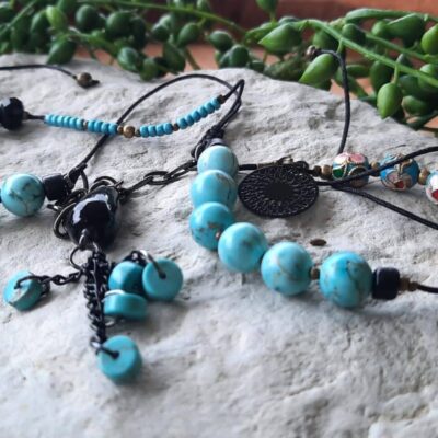 Sautoir chic et moderne, ajustable, perles rondes turquoises, perles de verre noires à facettes, estampe ronde noir