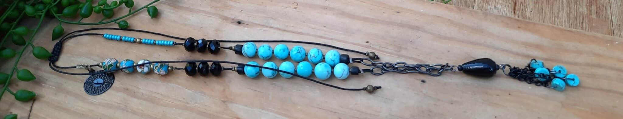Sautoir chic et moderne, ajustable, perles rondes turquoises, perles de verre noires à facettes, estampe ronde noir – Image 4