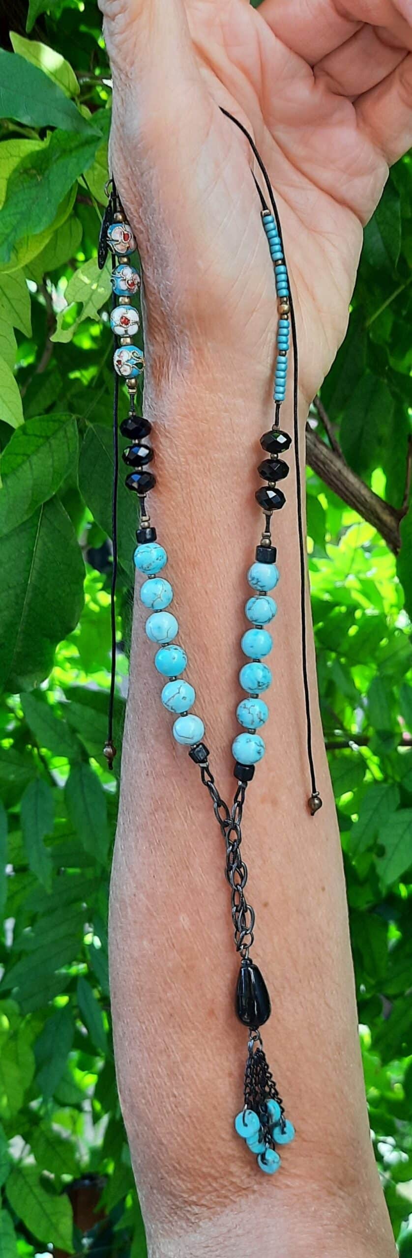 Sautoir chic et moderne, ajustable, perles rondes turquoises, perles de verre noires à facettes, estampe ronde noir – Image 2