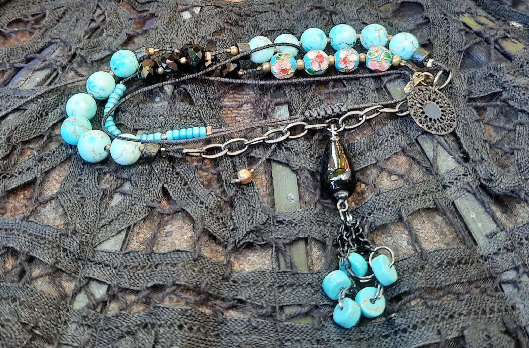 Sautoir chic et moderne, ajustable, perles rondes turquoises, perles de verre noires à facettes, estampe ronde noir – Image 3