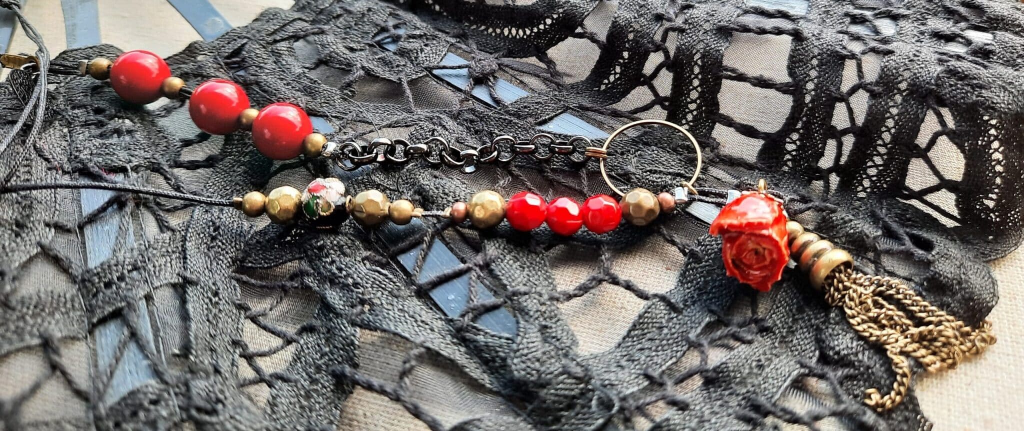 Sautoir chic et moderne, ajustable, perles de verre rouge et son bouton de rose naturelle séchée et vernie – Image 3