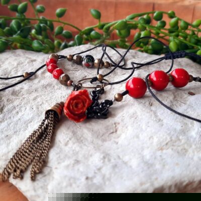 Sautoir chic et moderne, ajustable, perles de verre rouge et son bouton de rose naturelle séchée et vernie
