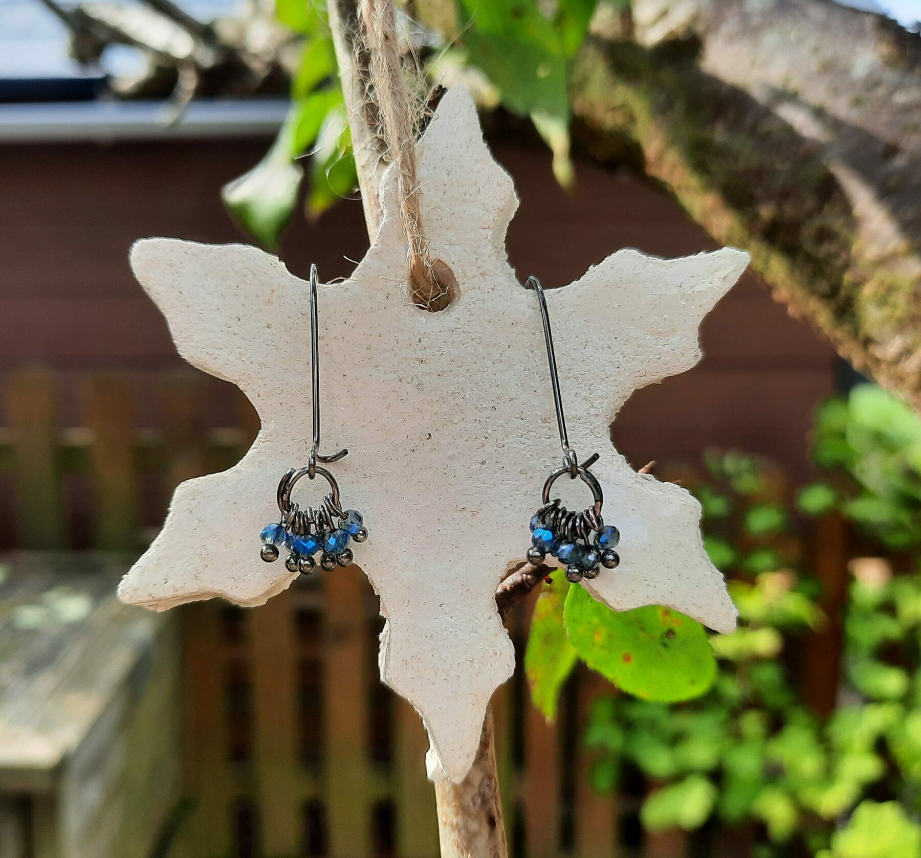 Boucles d'oreilles fantaisies longues, délicates et discrètes, anneaux de perles de verre toupies bleu nuit – Image 5