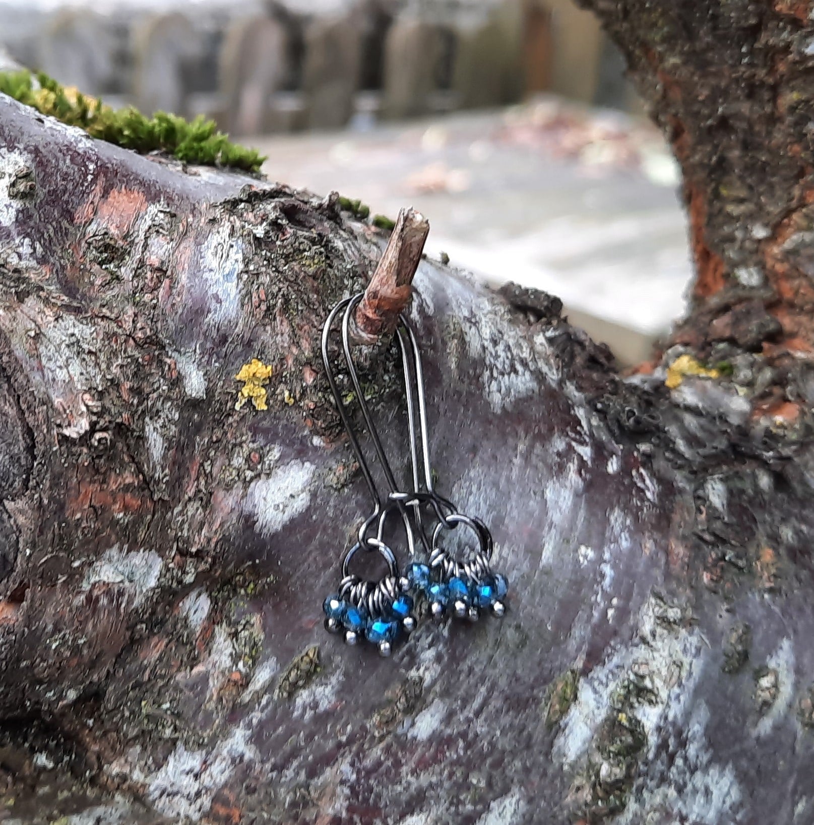 Boucles d'oreilles fantaisies longues, délicates et discrètes, anneaux de perles de verre toupies bleu nuit – Image 6