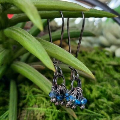 Boucles d'oreilles fantaisies longues, délicates et discrètes, anneaux de perles de verre toupies bleu nuit